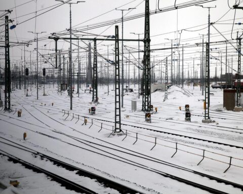 Bundesverkehrsminister Schnieder diskutiert Winterdienst der Bahn ohne Bundeswehrhilfe, Verbesserung notwendig.