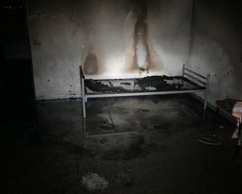 Brandherd in Datteln: leerstehende Erdgeschosswohnung, Feuerwehr im Einsatz, keine Verletzten.