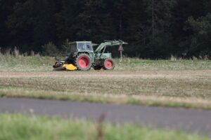 Bauer auf Traktor während Brandenburg-Tag, Unterstützung für Landwirtschaft und Kulturlandschaften.
