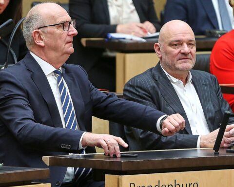 Ministerpräsident Dietmar Woidke kündigt Auseinanderbrechen der Koalition in Brandenburg an.