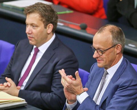 Lars Klingbeil und Friedrich Merz diskutieren über Wirtschaftspolitik und Zusammenarbeit in Düsseldorf.