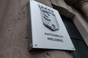 Zwangsversteigerungen steigen, wirtschaftliche Unsicherheiten drängen Immobilienbesitzer; Amtsgericht Kreuzberg im Fokus.