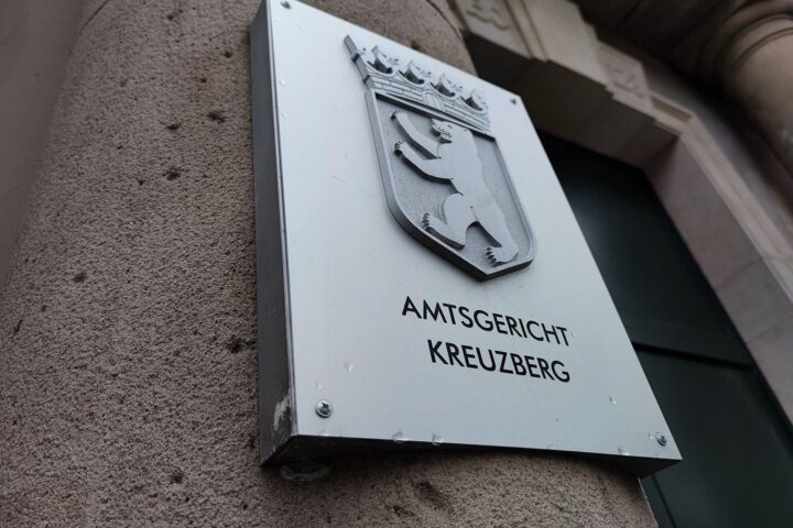 Zwangsversteigerungen steigen, wirtschaftliche Unsicherheiten drängen Immobilienbesitzer; Amtsgericht Kreuzberg im Fokus.