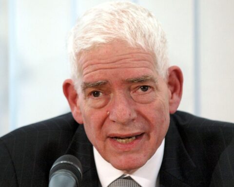 Josef Schuster diskutiert Antisemitismus und rechtliche Maßnahmen gegen Hass in Deutschland.