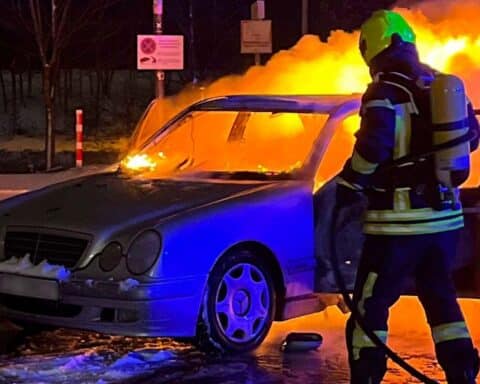 Feuerwehr löschen einem ausgebrannten Mercedes nach schwerem Unfall durch Zigarettenzündung.