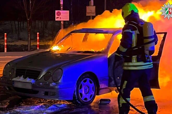 Zigarette löst Fahrzeugbrand in Oberhausen aus
