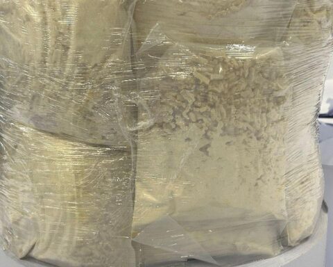 Druckrollen mit versteckten Drogenpaketen, erfolgreiche Zollkontrolle im Hamburger Hafen.