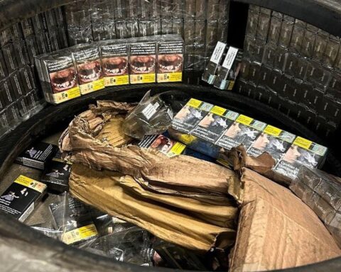 LKW mit versteckten Zigaretten in Reserverädern, Zollkontrolle, Aufdeckung von Schmuggelware.