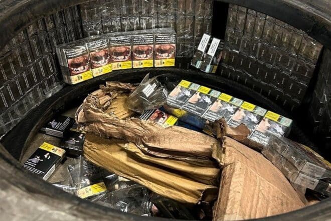 Zoll stoppt Schmuggel von 25.000 Zigaretten in Reifen bei Ulm