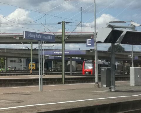 Sperrung der Zufahrt zum Ludwigshafener Hauptbahnhof wegen Bauarbeiten der neuen Westbrücke.