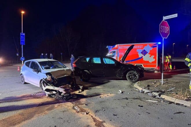 Zwei Autos kollidieren auf Gevelsberger Straße