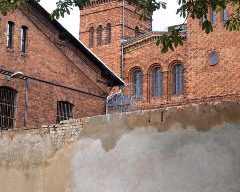 Zwei Männer im Gefängnis nach Einbruch in Rodenberg, festgenommen mit Diebesgut.