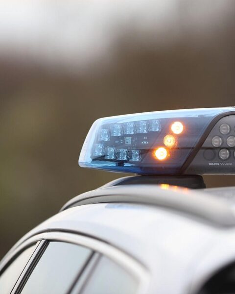 Polizeiauto vor Wohnhaus, beschlagnahmte Beweismittel im Zusammenhang mit Diebstählen in Niedersachsen.