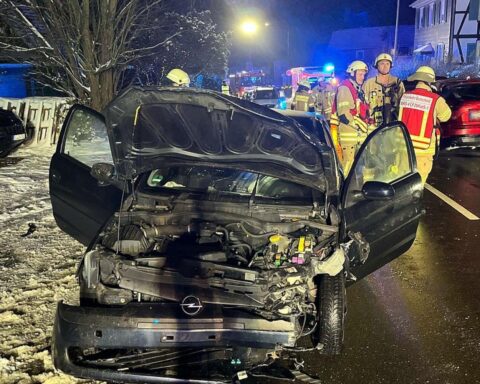 Beschädigter Opel nach Verkehrsunfall, Polizei untersucht Alkohol- und Drogeneinfluss der Fahrerin.