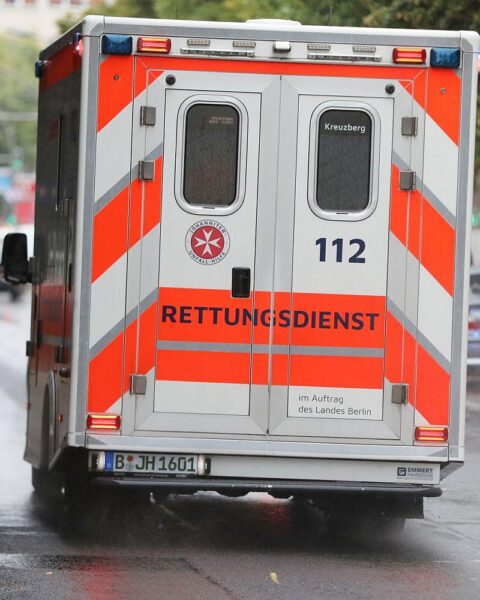 Rettungswagen am Unfallort, während Rettungskräfte einen schweren Verkehrsunfall behandeln.