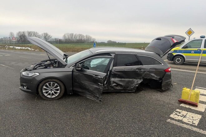 Zwei Verletzte nach schwerem Unfall auf Landstraße bei Niederorschel