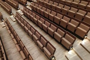 Sitze in einem Zuschauersaal, symbolisieren die Spannung der Golden Globes und filmische Auszeichnungen.