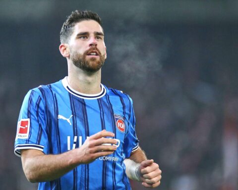 Fußballspiel, FC Augsburg jubelt nach Elfmeter-Tor, gegen 1. FC Heidenheim, Ergebnis 1:0.