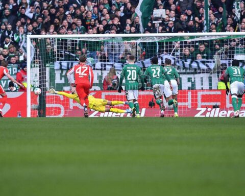 FC Bayern München jubelt nach 3:0-Sieg gegen Werder Bremen im Weserstadion.