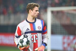 Bayern-Spieler jubeln über entscheidenden Sieg, Dortmund-Spieler enttäuscht, dramatische Bundesliga-Partie im Hintergrund.