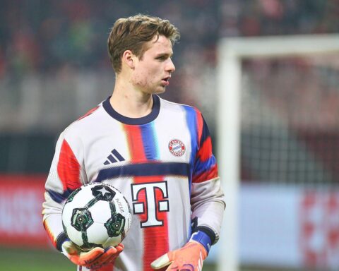 Bayern-Spieler jubeln über entscheidenden Sieg, Dortmund-Spieler enttäuscht, dramatische Bundesliga-Partie im Hintergrund.