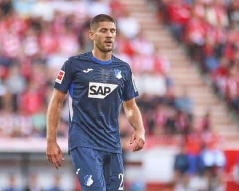 Bild zeigt jubelnde Bayern-Spieler nach einem Tor, Kontrahenten kämpfen, emotionsgeladene Bundesliga-Atmosphäre.