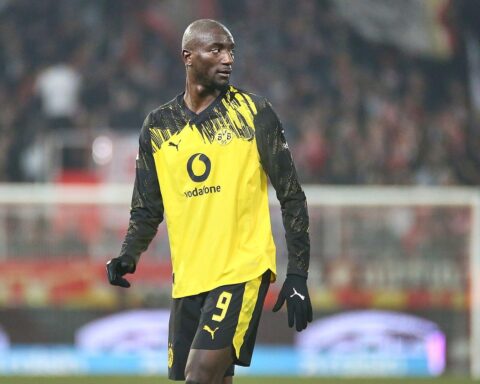 Dortmunds Spieler jubeln über den entscheidenden Siegtreffer gegen Wolfsburg in der Bundesliga.