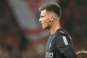 Fussballspiel Borussia Mönchengladbach gegen Bayer Leverkusen, Endstand 1:1, emotionale Zweikämpfe, spannende Atmosphäre.
