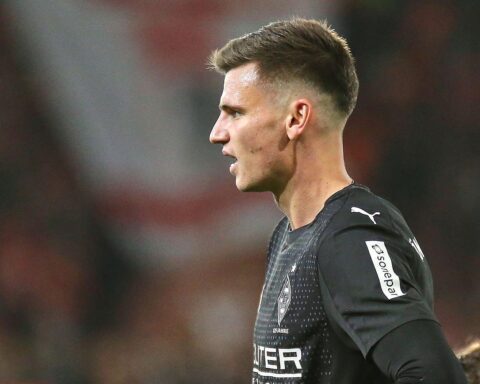 Fussballspiel Borussia Mönchengladbach gegen Bayer Leverkusen, Endstand 1:1, emotionale Zweikämpfe, spannende Atmosphäre.