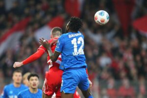 Fußballspiel zwischen Union Berlin und Bayer Leverkusen, mit leidenschaftlichen Kämpfen und einem knappen Ergebnis.
