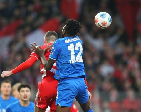 Fußballspiel zwischen Union Berlin und Bayer Leverkusen, mit leidenschaftlichen Kämpfen und einem knappen Ergebnis.