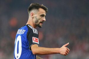 Fábio Vieira beim Freistoß, der das 1:1 für den HSV erzielt, jubelnde Fans im Hintergrund.