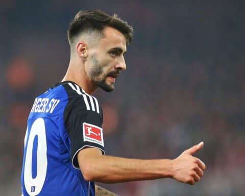 Fábio Vieira beim Freistoß, der das 1:1 für den HSV erzielt, jubelnde Fans im Hintergrund.