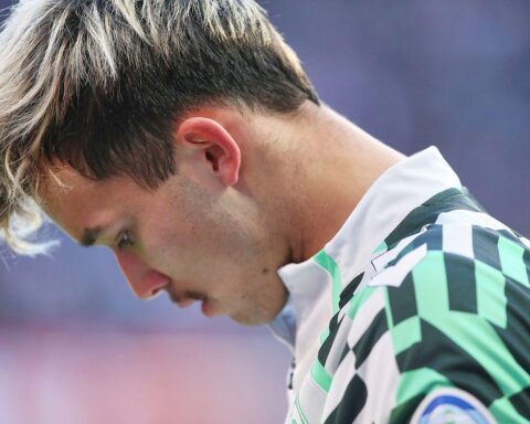 FC St. Pauli feiert 2:1-Sieg im Kellerduell gegen Werder Bremen, Spieler jubeln.