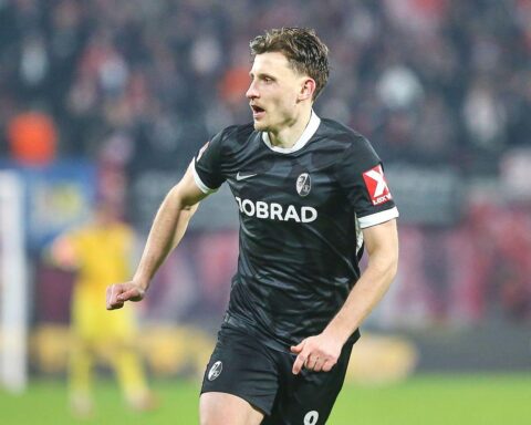 VfB Stuttgart feiert späten Sieg gegen SC Freiburg, entscheidendes Tor in der 90. Minute.