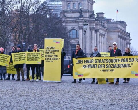 FDP-Demonstration vor dem Brandenburger Tor, Symbol für Steuerreform und wirtschaftliches Wachstum.