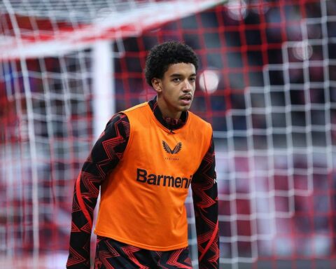 Zwei Fußballspieler in Aktion während eines spannenden Spiels in der 2. Bundesliga.