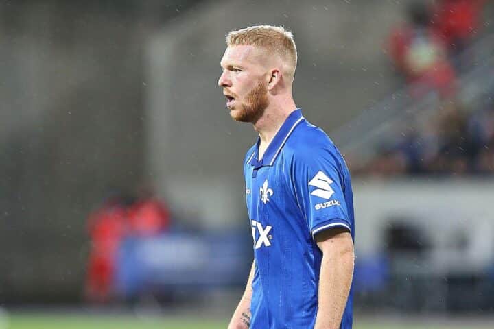 Darmstadt 98 feiert 4:0-Sieg gegen Kaiserslautern, neuer Tabellenführer der Zweiten Liga.