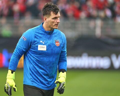 Fußballspiel zwischen Fürth und Schalke 04 mit spannenden Momenten und Toren in der 2. Bundesliga.