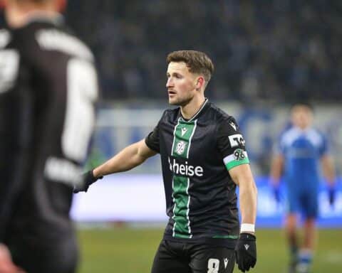 Fußballspiel: Hannover 96 besiegt Arminia Bielefeld durch Elfmeter von Enzo Leopold.