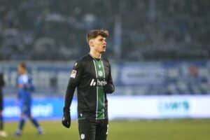Hannover 96-Spieler jubeln nach dem 3:2-Sieg gegen Hertha BSC im Stadion.