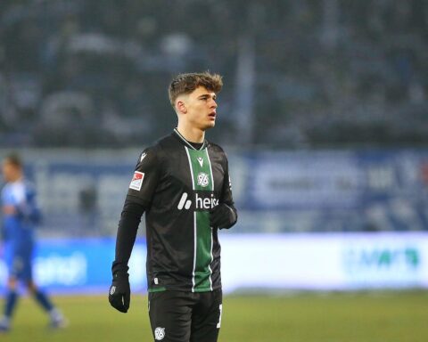Hannover 96-Spieler jubeln nach dem 3:2-Sieg gegen Hertha BSC im Stadion.