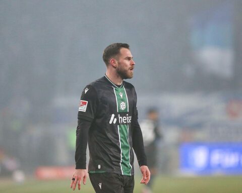 Hannover 96 jubelt nach 3:1-Sieg gegen Holstein Kiel im Fußballspiel.