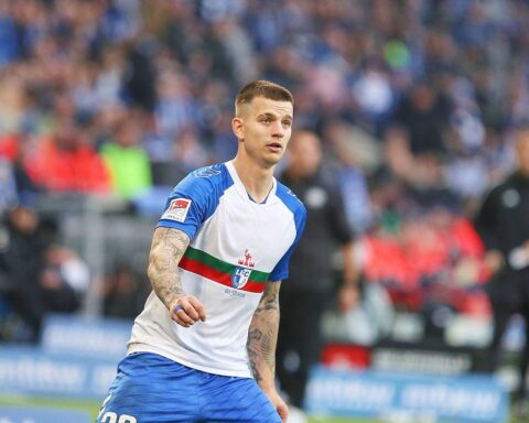 Dramatische Fußballszene: Magdeburg besiegt Fürth mit 5:4, spannende Tore und emotionale Rückkämpfe.