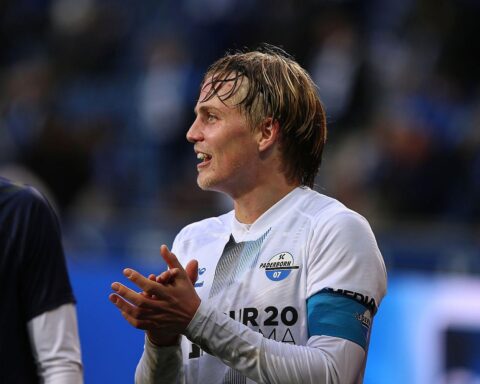 Paderborn-Spieler jubeln nach 5:2-Sieg gegen Hertha BSC im Stadion. Emotionen pur!