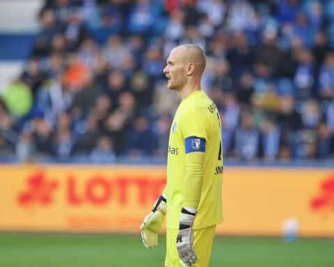 Schalke 04 jubelt nach spannendem 5:3-Sieg gegen Magdeburg, zeigt starke Offensive und schwache Defensive.