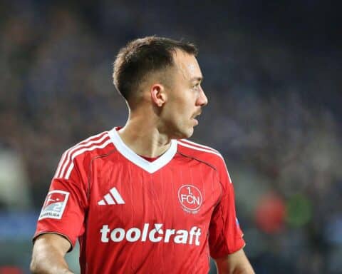 Julian Justvan jubelt nach Tor, Nürnberg dominiert Karlsruhe mit 5:1 im Spiel.