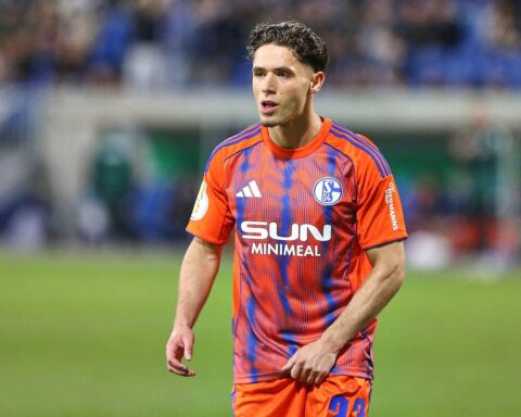 Schalke 04 jubelt nach 2:1-Sieg gegen Holstein Kiel, erobert Tabellenführung zurück.