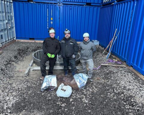 Entschärfung einer Fliegerbombe in Darmstadt: Einsatzkräfte sichern und informieren die Bevölkerung.