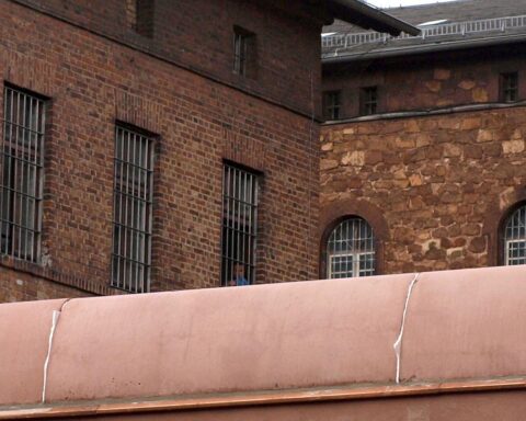 Ein Gefängnis mit Sicherheitsmaßnahmen, Symbol für die Untersuchungshaft eines Tötungsdelikts.